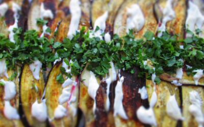 Bagte auberginer med yoghurt, honning og persille