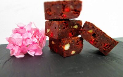 Fed chokoladebrownie med syrlige bær
