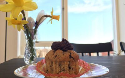 Bananmuffins med chokoladestykker og chokoladefrosting