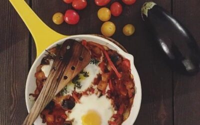 Shakshuka med aubergine, tomat og varme krydderier