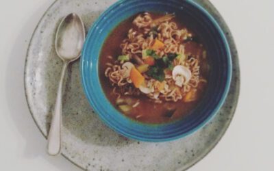 Spicy nudelsuppe med and og sprøde grøntsager