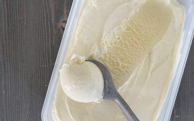 Vaniljeis: Grundopskrift pÃ¥ vaniljeprikket flÃ¸deis